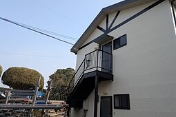 【菊池郡】三角屋根と木組みデザインが映えるカントリーモダンな外観へ塗り替え施工事例のイメージ