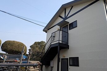 【菊池郡】三角屋根と木組みデザインが映えるカントリーモダンな外観へ塗り替え施工事例